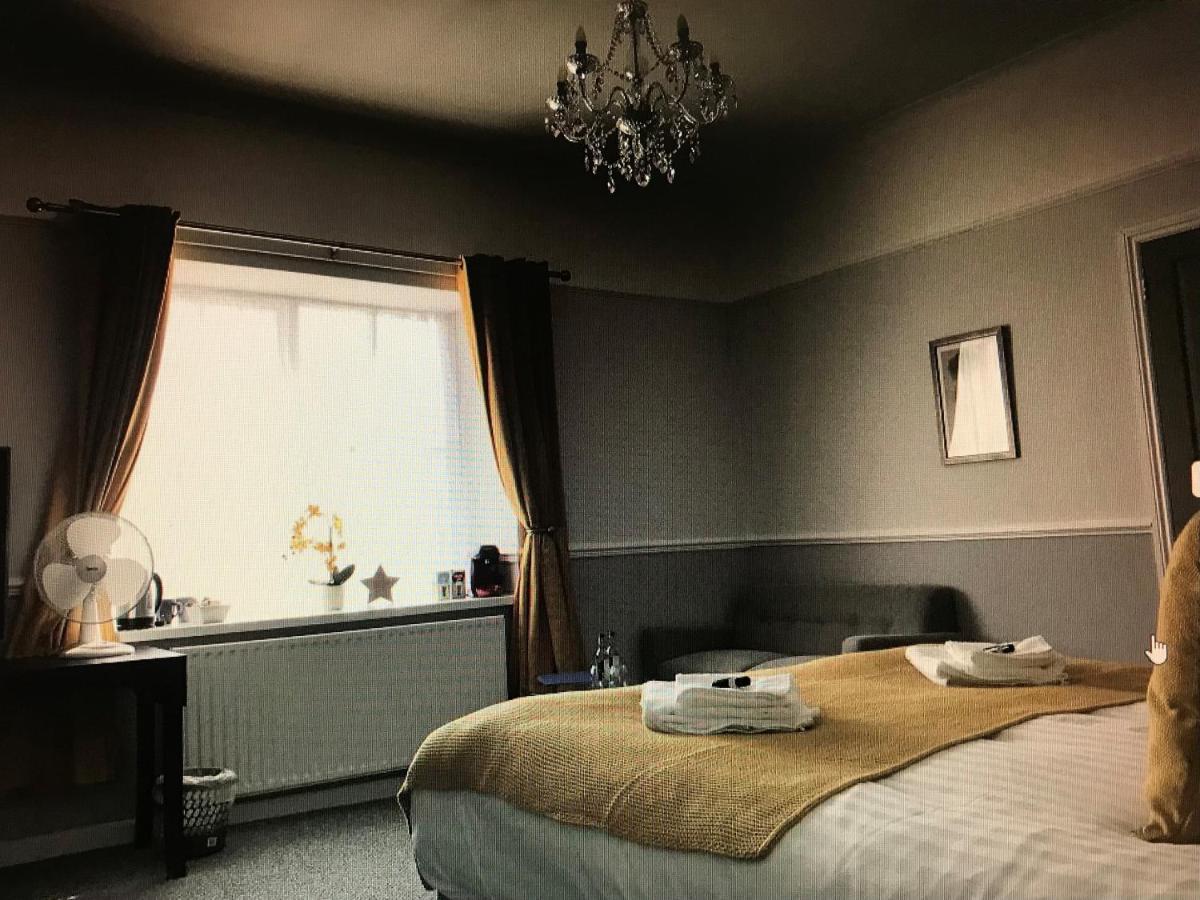The Black Lion Royal Hotel Lampeter Buitenkant foto