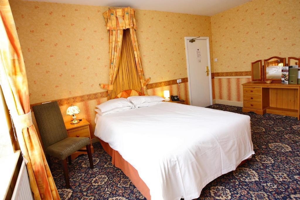 The Black Lion Royal Hotel Lampeter Kamer foto