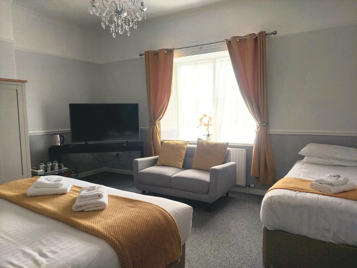 The Black Lion Royal Hotel Lampeter Buitenkant foto