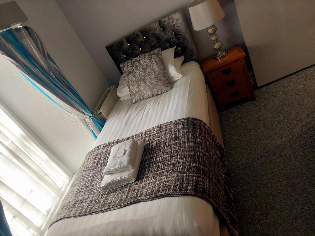 The Black Lion Royal Hotel Lampeter Buitenkant foto