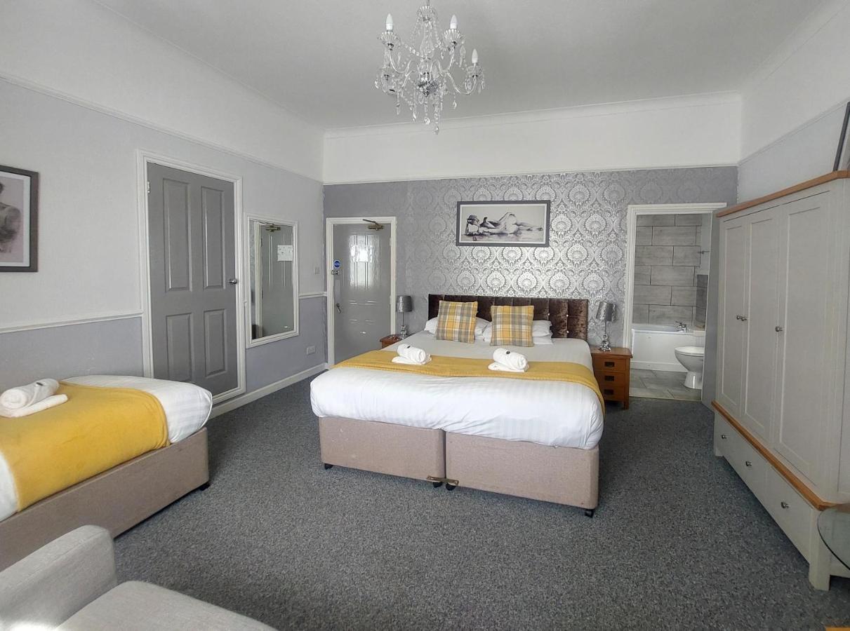 The Black Lion Royal Hotel Lampeter Buitenkant foto