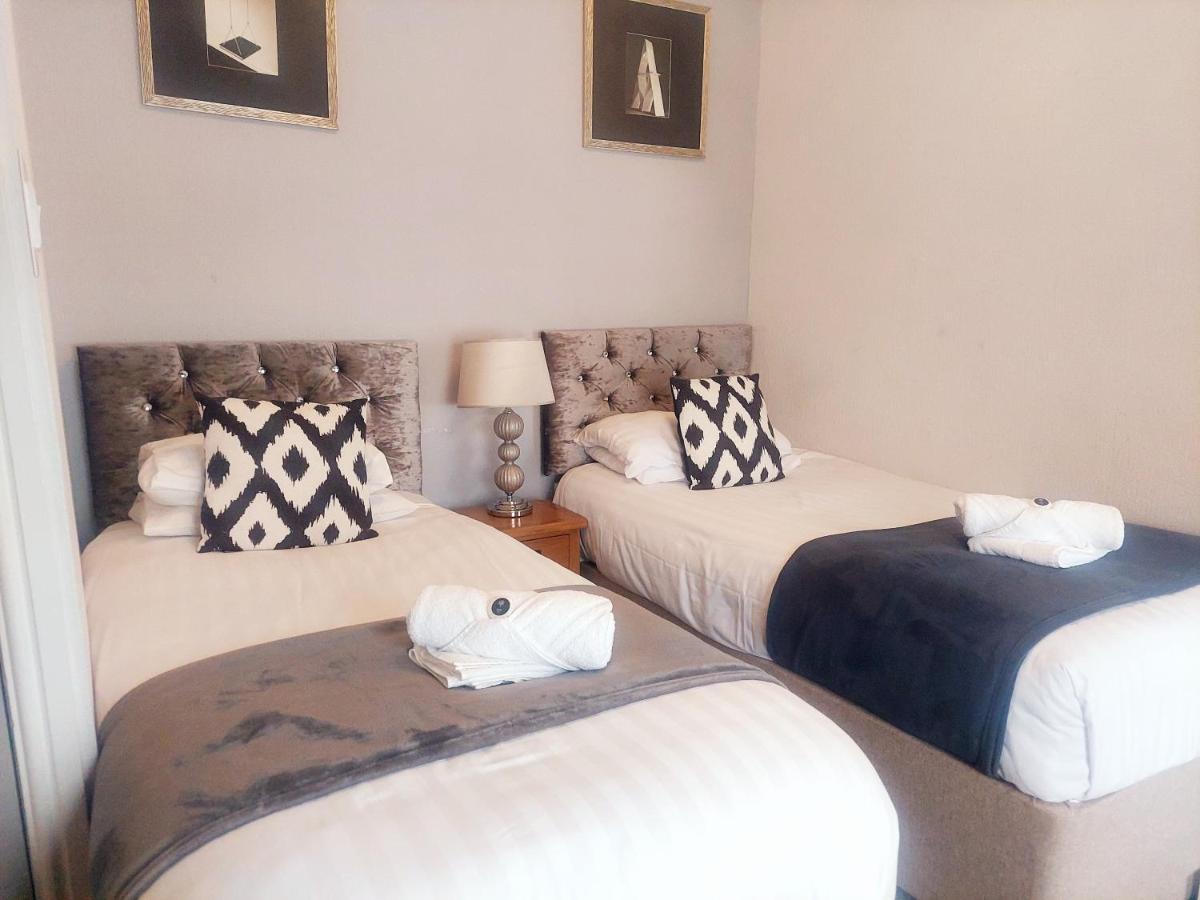 The Black Lion Royal Hotel Lampeter Buitenkant foto