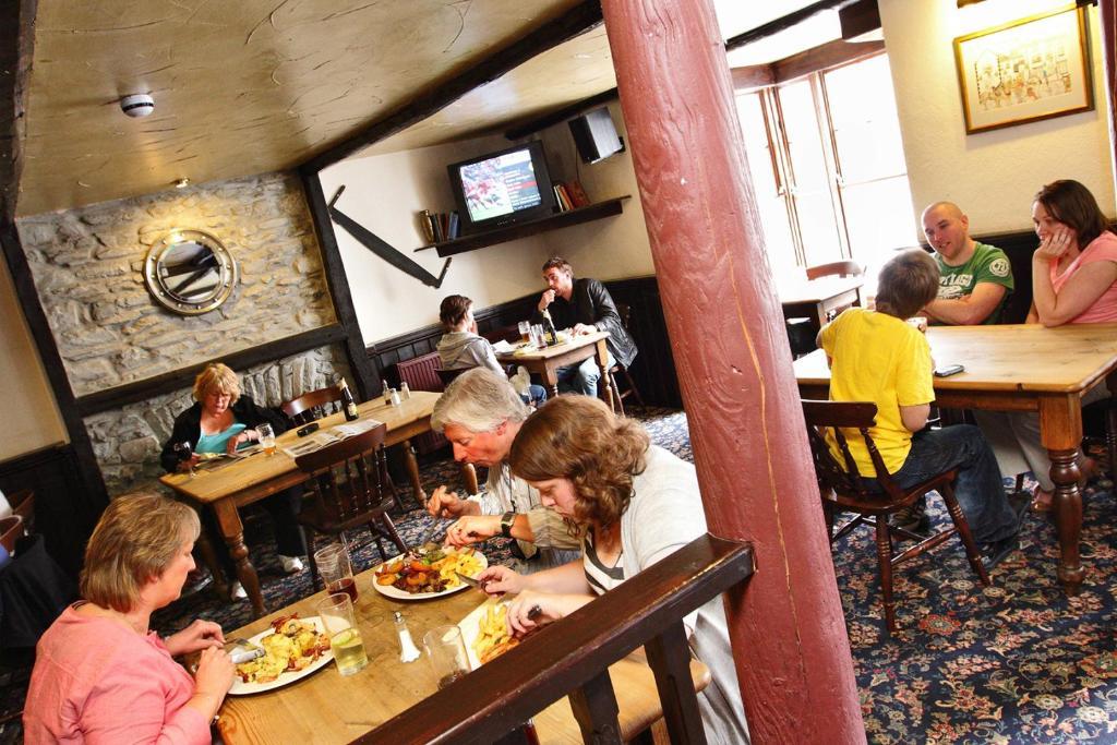 The Black Lion Royal Hotel Lampeter Buitenkant foto